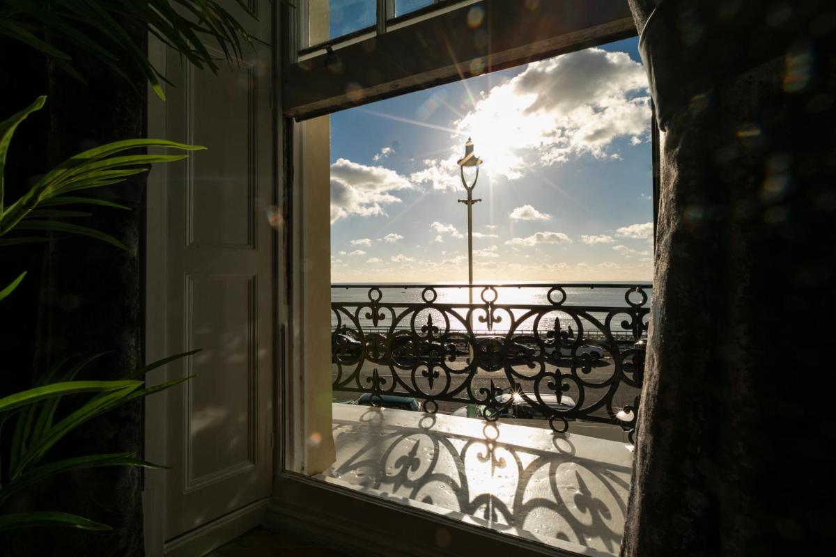 Marine Parade Sea View 2-Bedroom Apartment - Housity