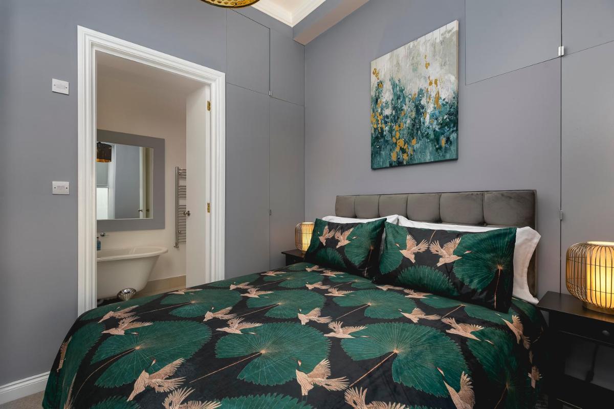 Marine Parade Sea View 2-Bedroom Apartment - Housity