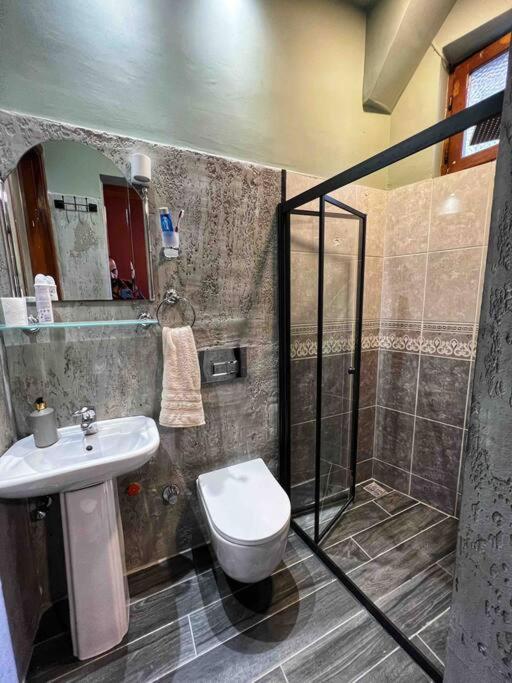 Dream House One, Ebeveyn Bathroom + Breakfast - Housity