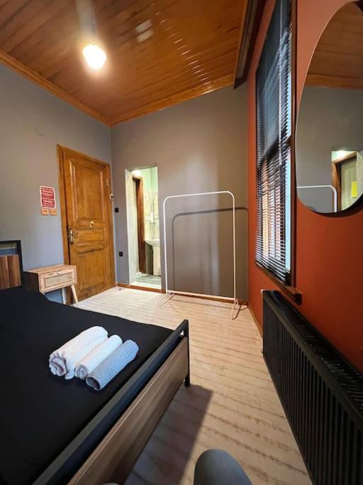 Dream House One, Ebeveyn Bathroom + Breakfast - Housity