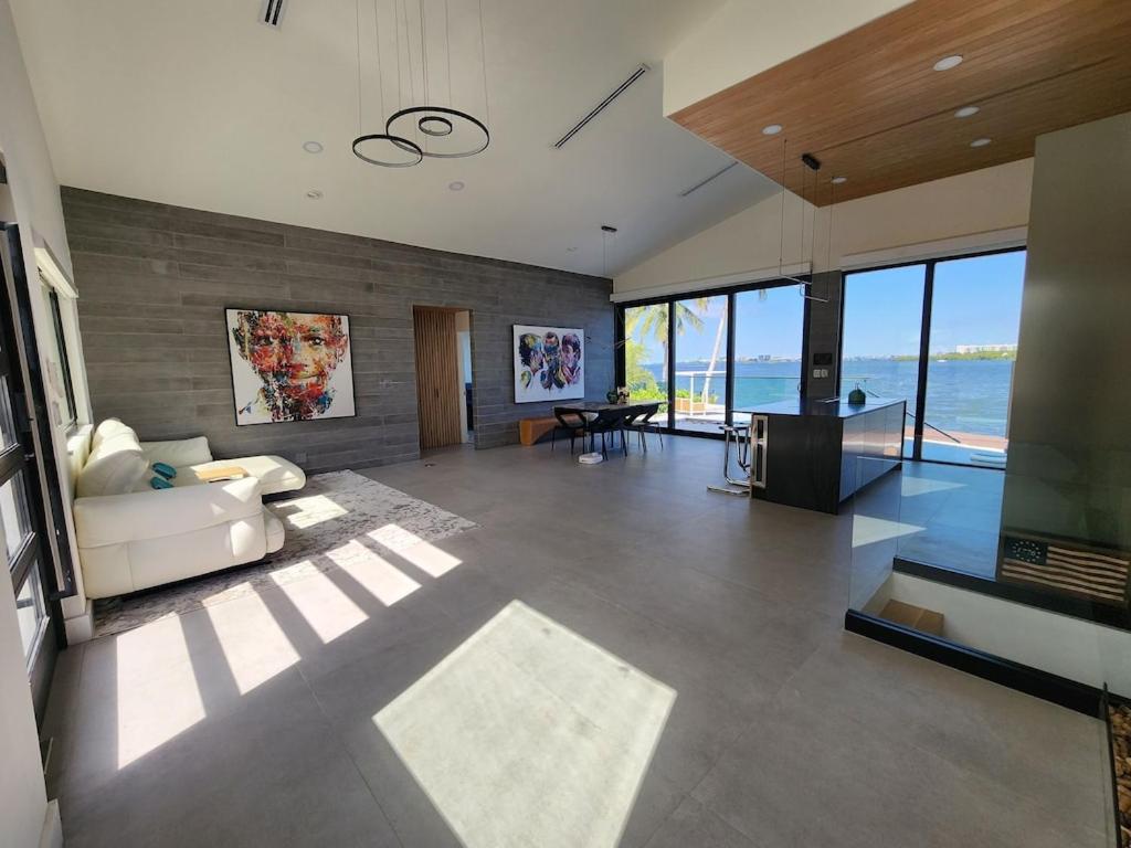 Upscale Stunning Ocean View Home in Miami - Housity