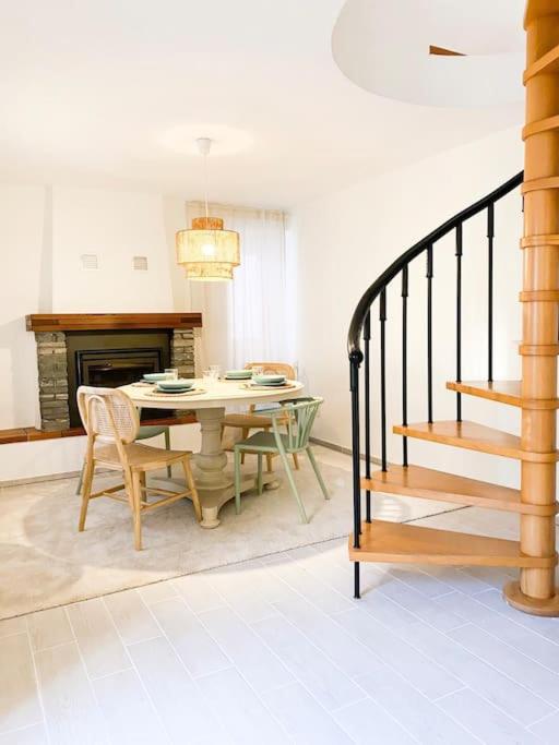 Boho Lake House - Private Beach 600m from the property - Free Parking - Home Cinema Room - Housity