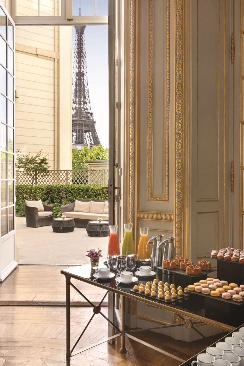 un hall d'entrée avec une table et la tour Eiffel dans l'établissement Shangri-La Paris, à Paris