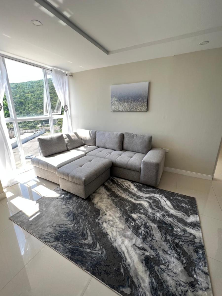 Large Luxurious Beach Front 1 Bedroom at Bayfront Villa - Housity