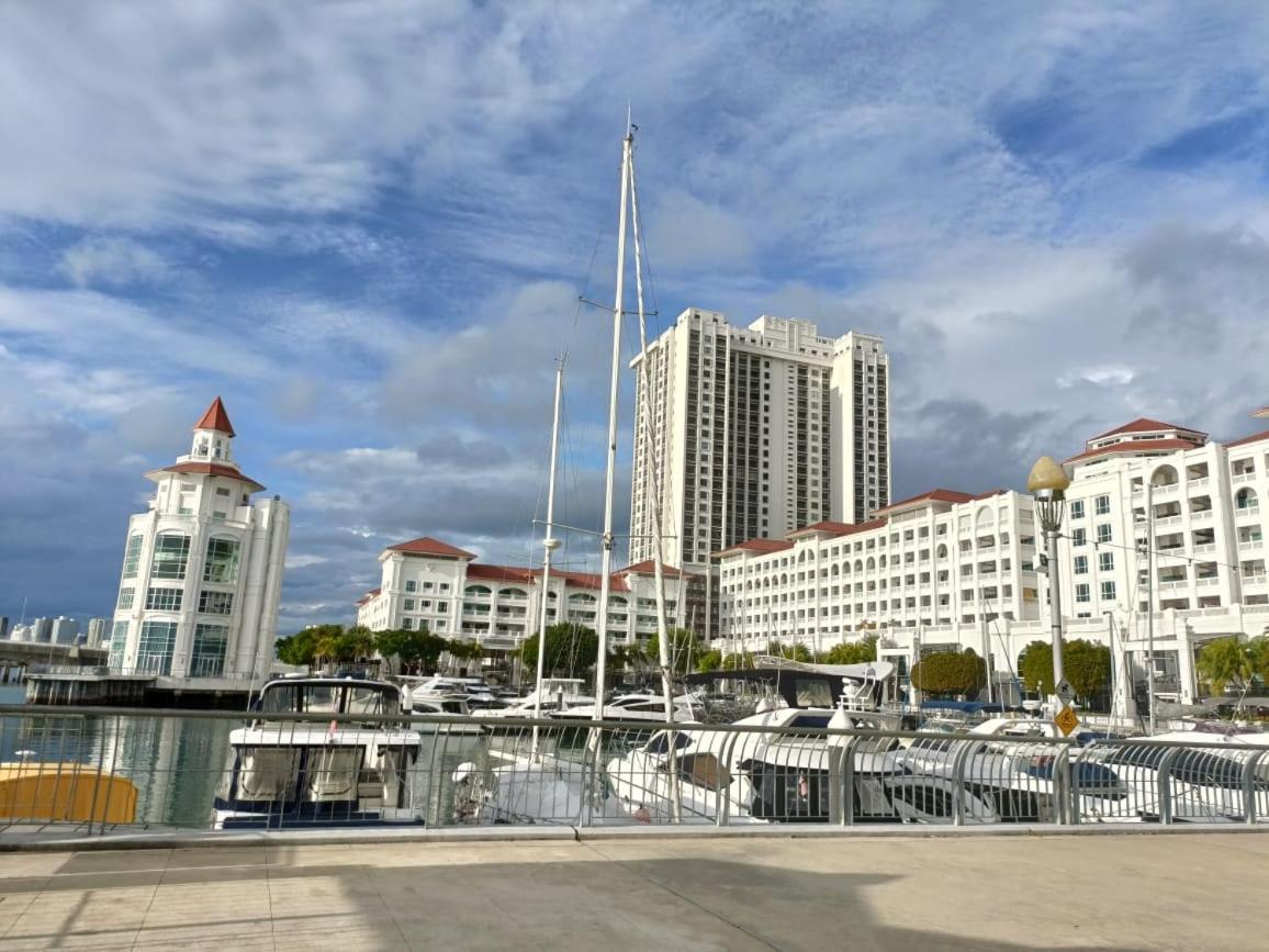 Straits Quay Marina Suites Penang By AuroraHomes - Housity