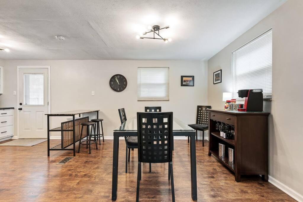 Suitetrails - Spacious Home, 15min from Downtown, Private Garage & Patio