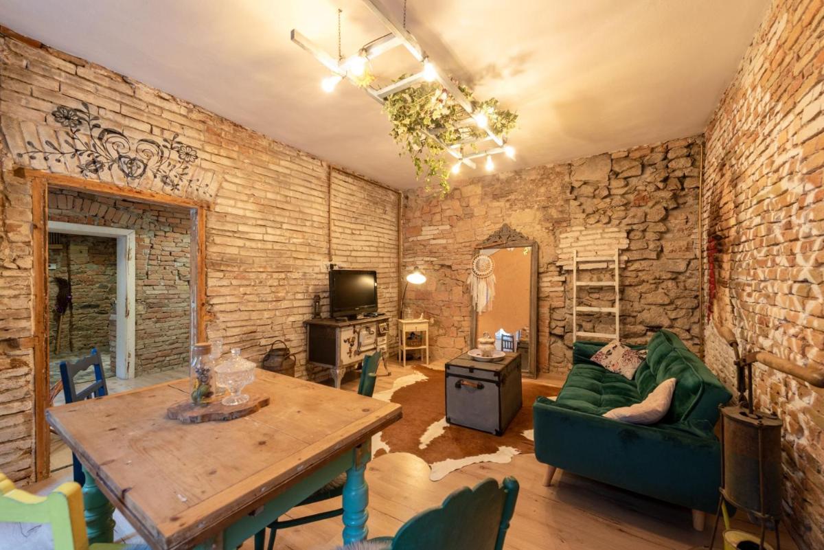 Suitetrails - Accommodation at the Folklore Apartment