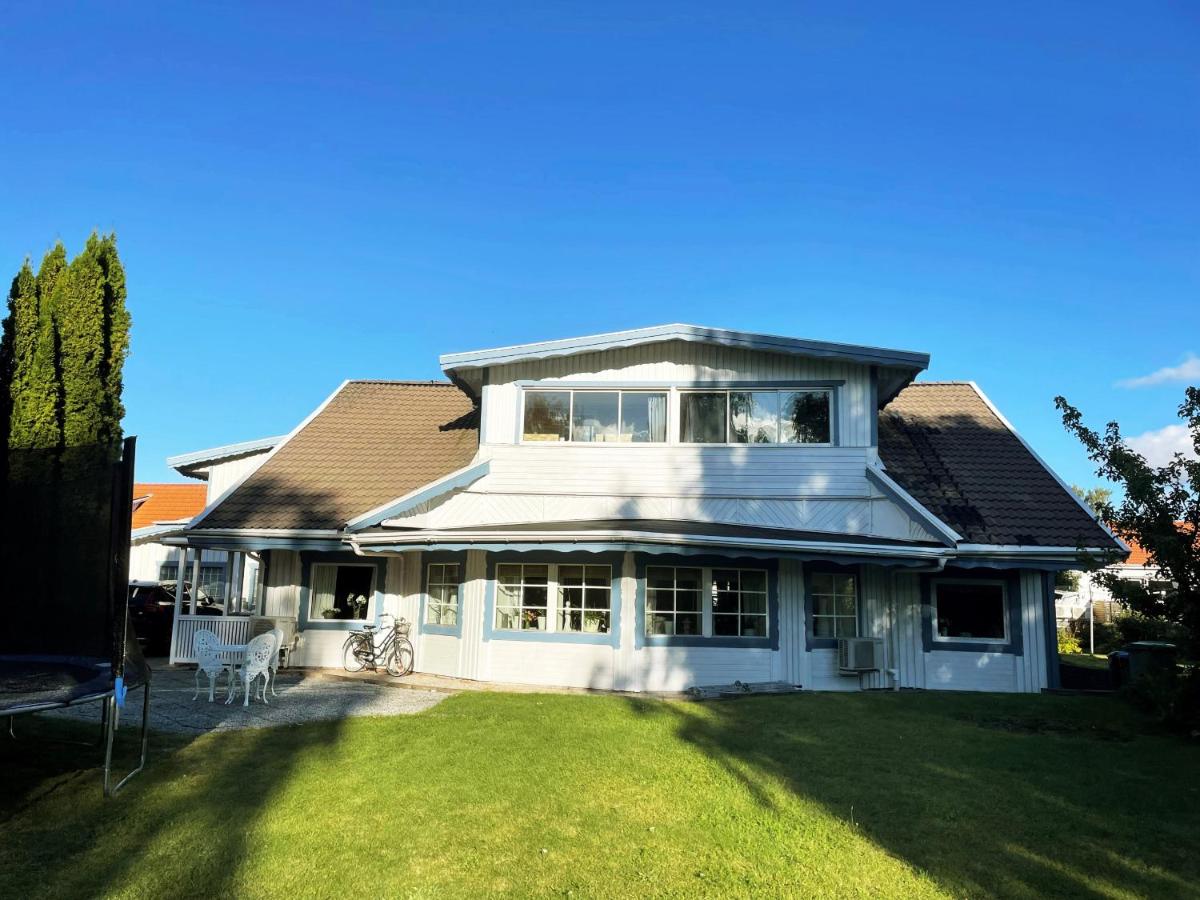 Luxury house in Motala with heated pool - Housity