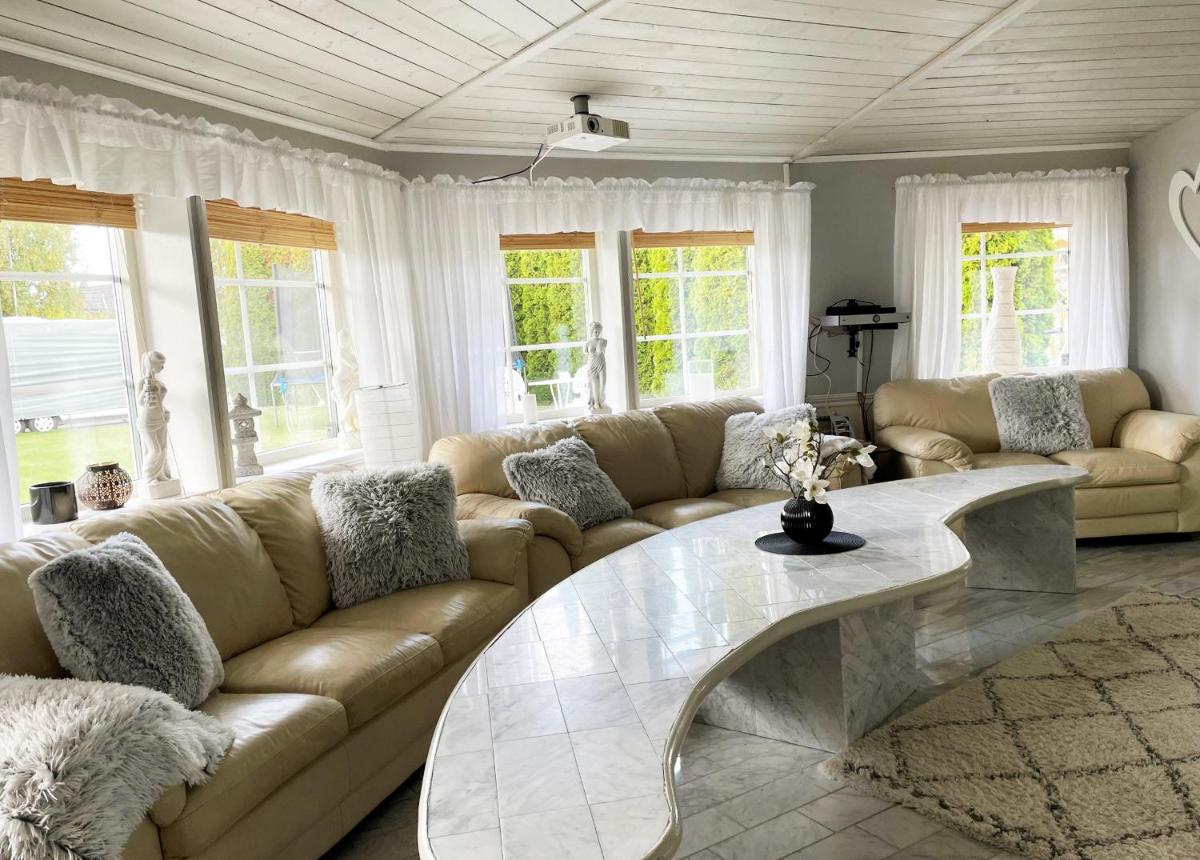 Luxury house in Motala with heated pool - Housity