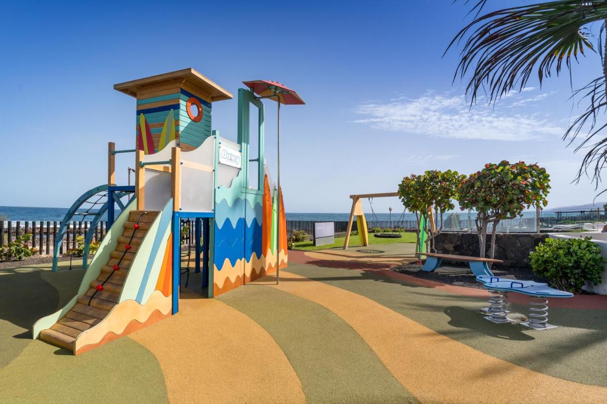 un patio de recreo con un tobogán en un parque en Barceló Fuerteventura Royal Level, en Caleta de Fuste