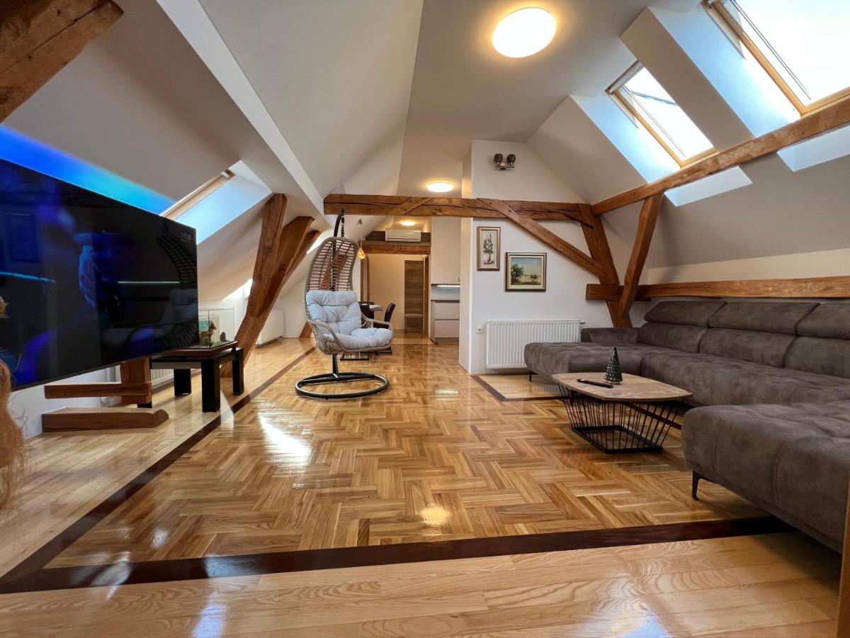 La Luna Rustic Deluxe Apartment with Free Jacuzzi, Bikes & Covered Parking - Housity