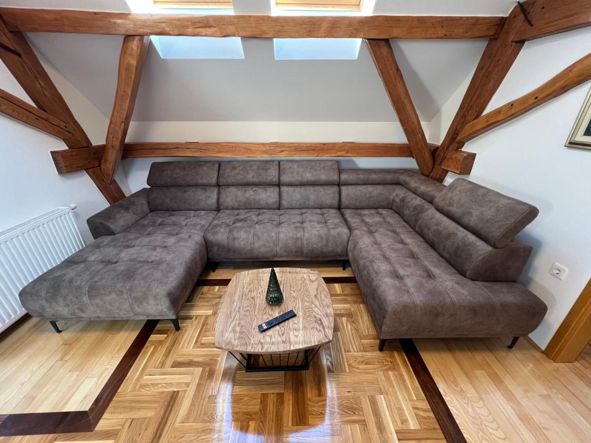 La Luna Rustic Deluxe Apartment with Free Jacuzzi, Bikes & Covered Parking - Housity