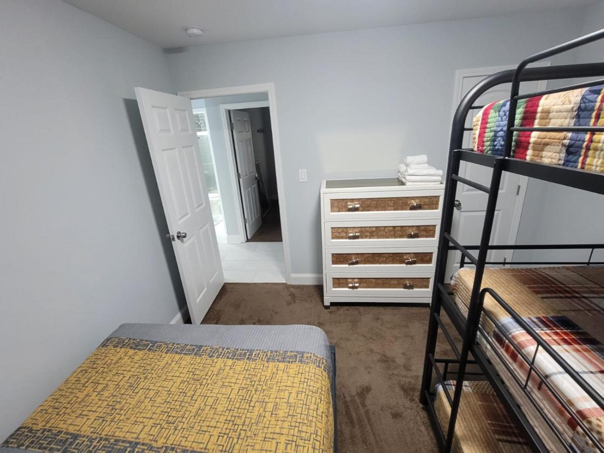 Cottage near Overton Park W/ 5 Large Beds and SOFA - Housity