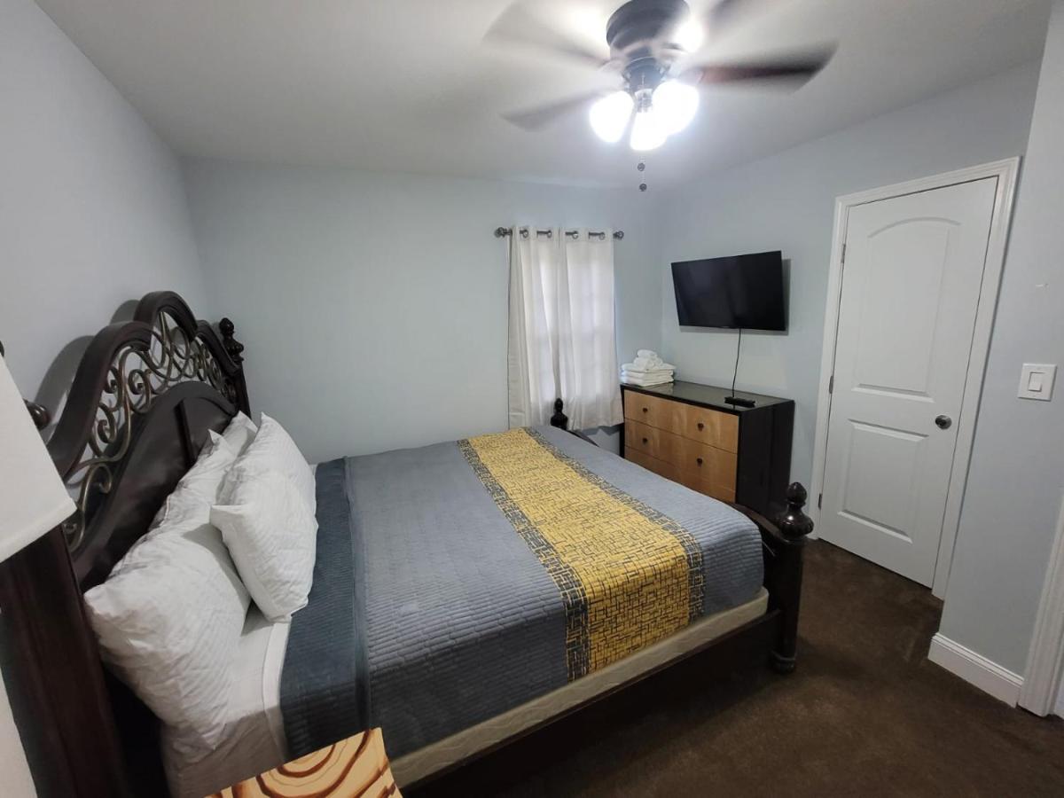 Cottage near Overton Park W/ 5 Large Beds and SOFA - Housity