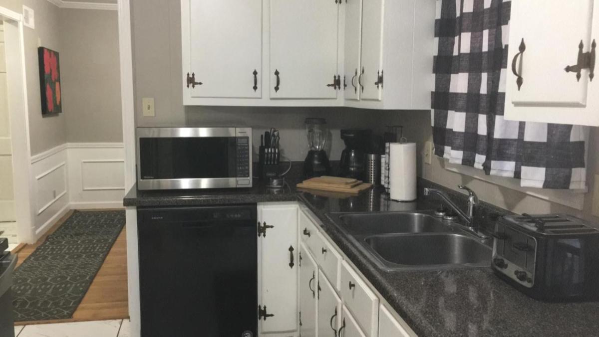 Large East Memphis 12 Beds Near Elvis Presley - Housity