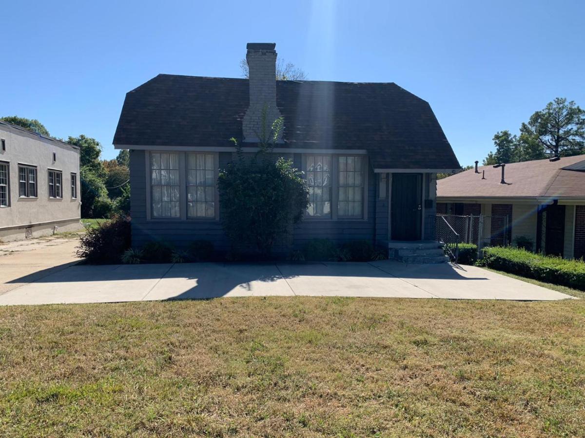 4Br-2Ba Midtown with HOT TUB Sleeps up to 19 - 8 Beds - Housity