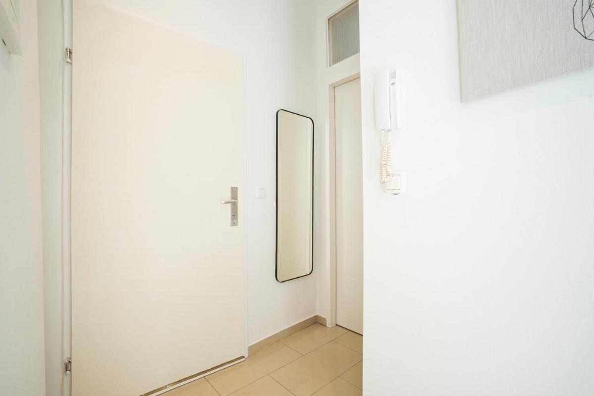 Chic Newly-Renovated Apartment Steps from Subway in Vienna's Hernals District - Housity