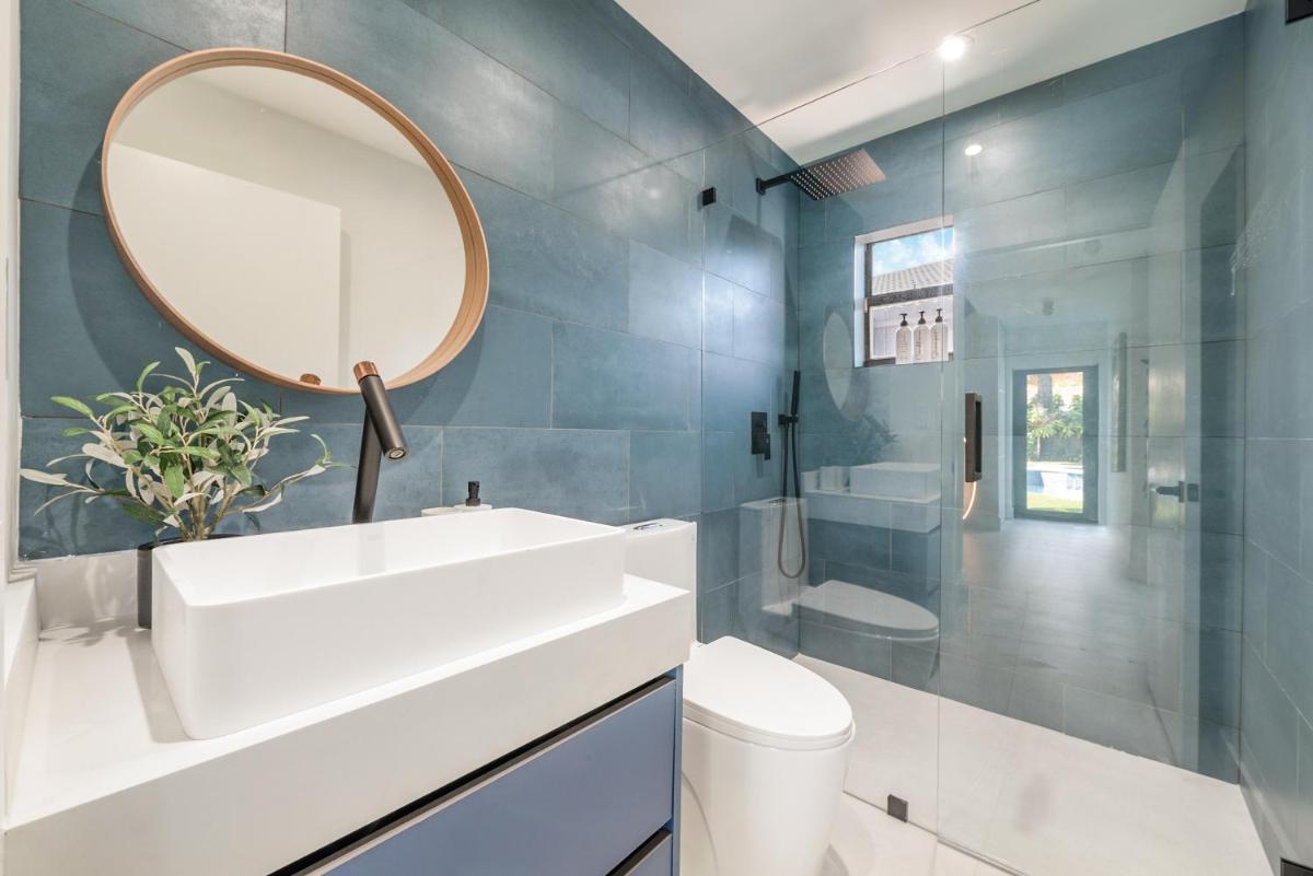Miami Oasis with Lakefront Beach Jacuzzi and Golf L56 - Housity