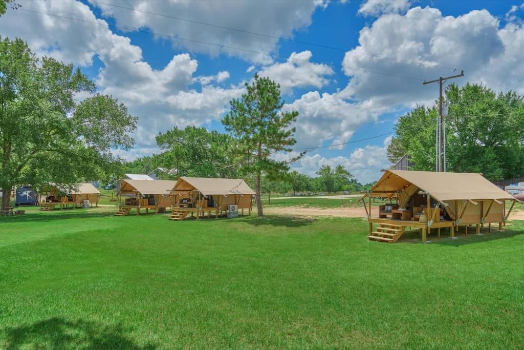Idyllic Safari Tent at BeeWeaver Honey Farm - Housity