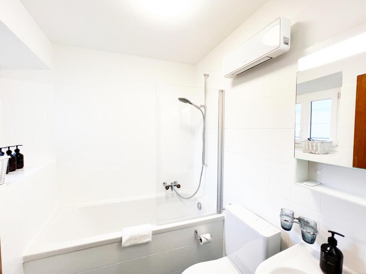 Boho Lake House - Private Beach 600m from the property - Free Parking - Home Cinema Room - Housity
