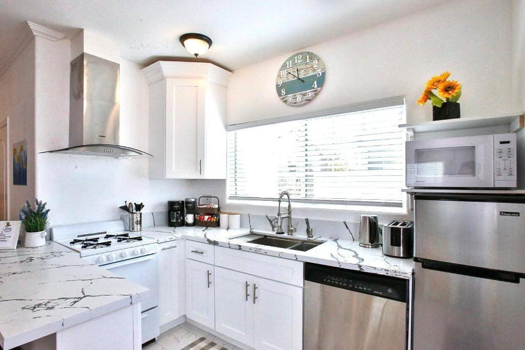 King Garden Suite - 10 mins to Beach and LAX - Housity