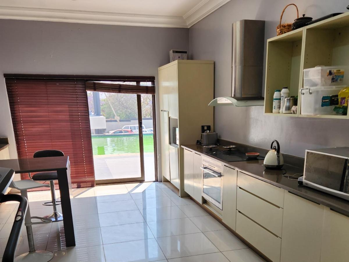 Bryanston Drive Elegant Guesthouse & Boardroom Facilities - Housity