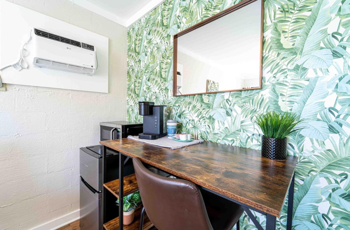 BB Unit 20 - Adorable Tiny Unit - Decked Out Cabana/Pool Area - Housity