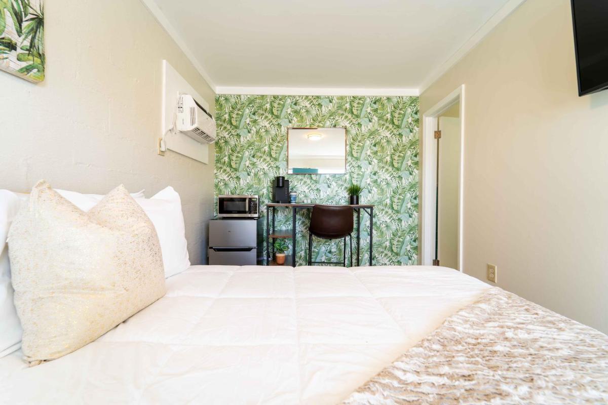 BB Unit 20 - Adorable Tiny Unit - Decked Out Cabana/Pool Area - Housity