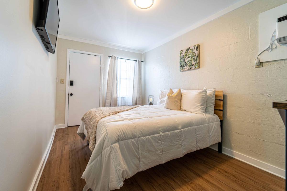 BB Unit 20 - Adorable Tiny Unit - Decked Out Cabana/Pool Area - Housity