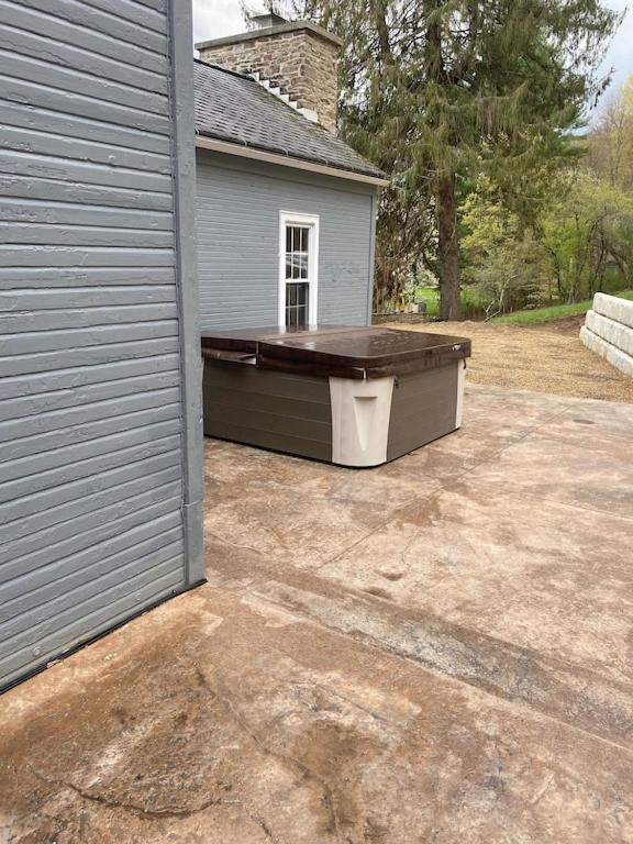 Laurel Highlands Private Estate with Barn & 80 Acres of scenic mountain trails. - Housity