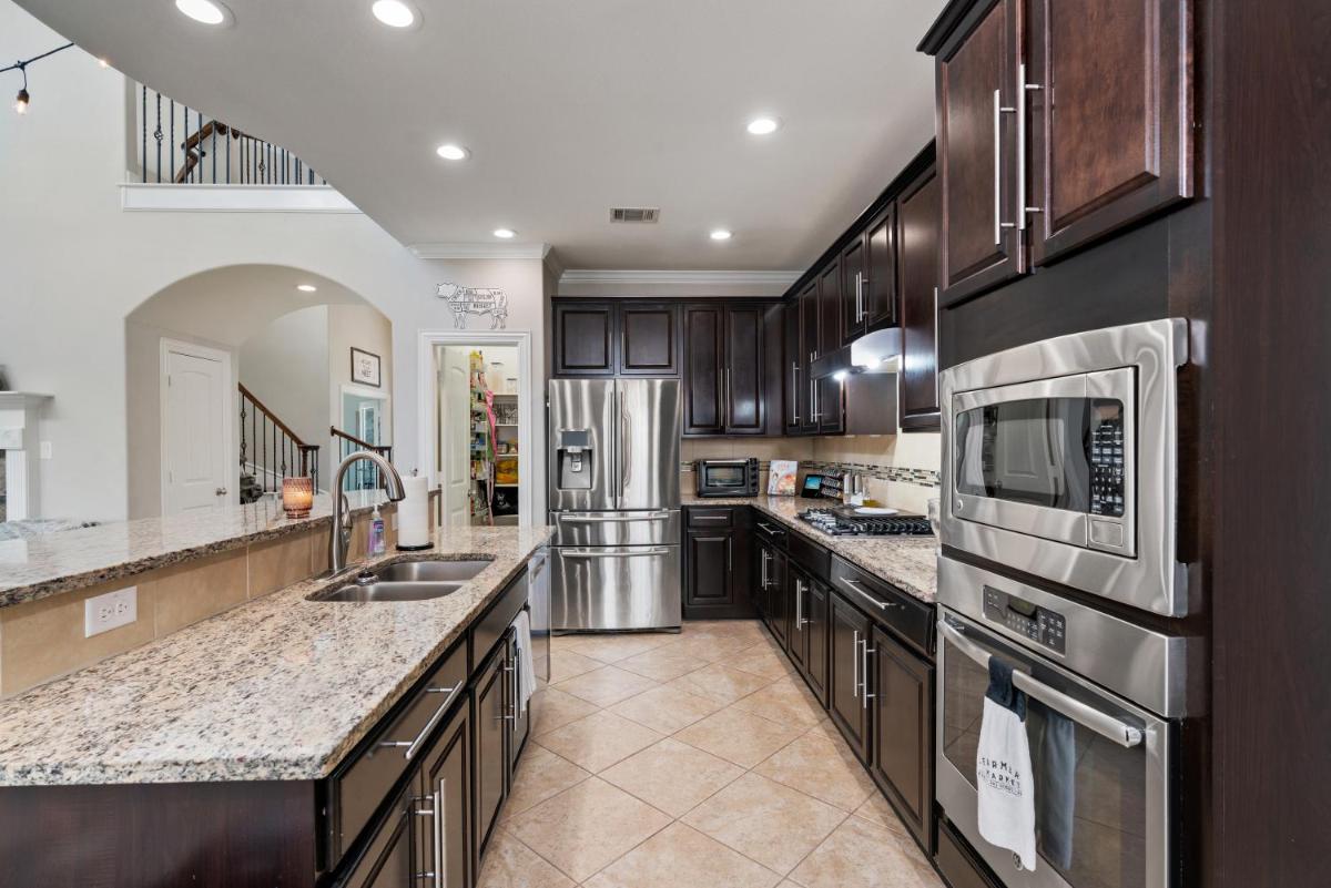 Cozy and Fun Luxury Family Home! - Housity