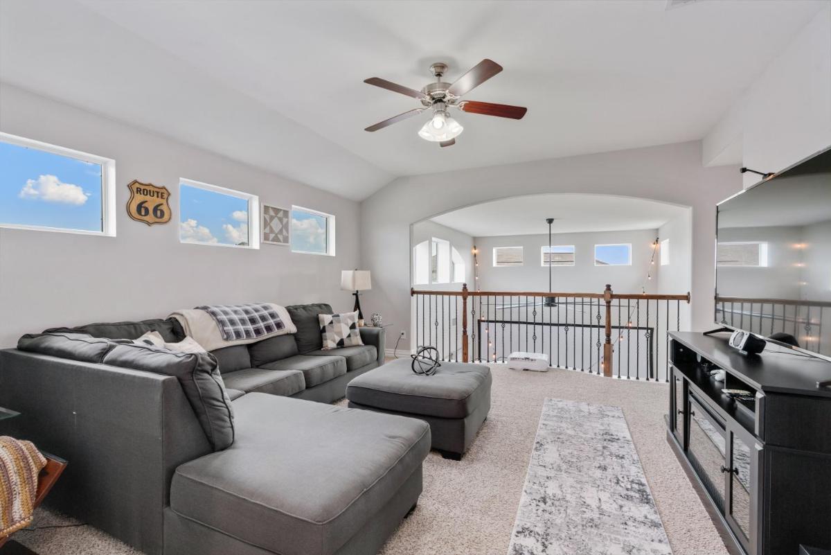 Cozy and Fun Luxury Family Home! - Housity