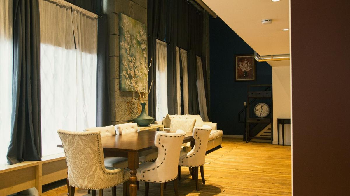 Stylish 1-bedroom loft in Gas Town - Housity