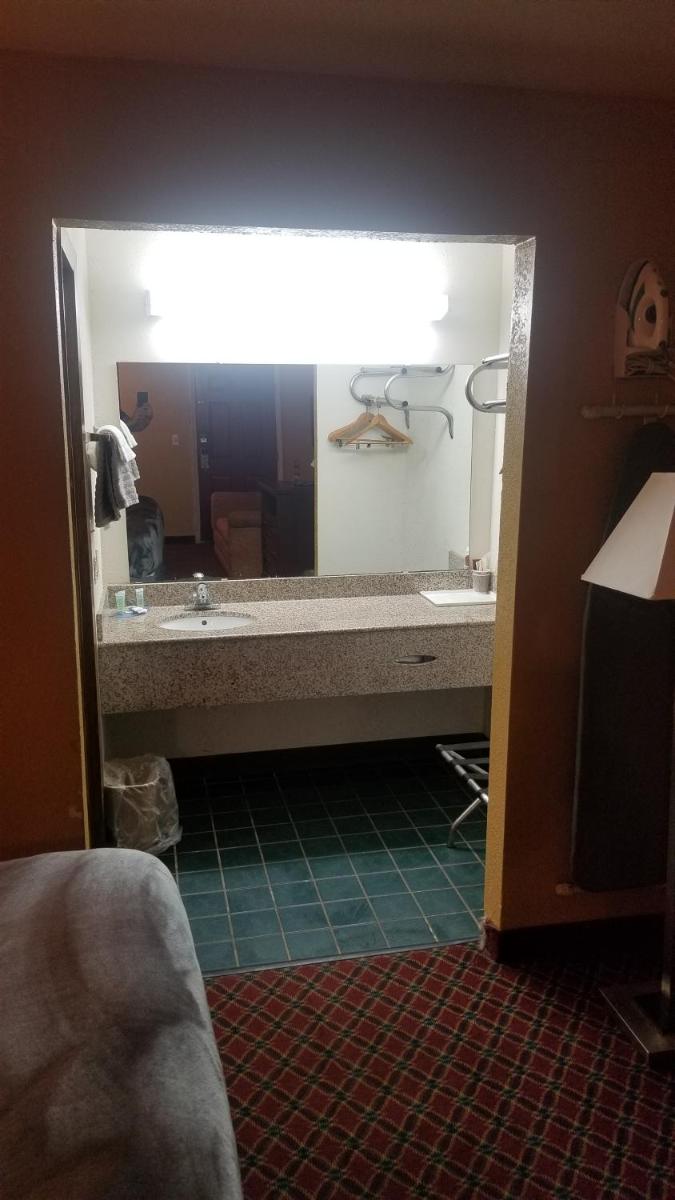 Hotel King Bed Hotel Room 110 Wi-Fi Hot Tub Booking - Housity