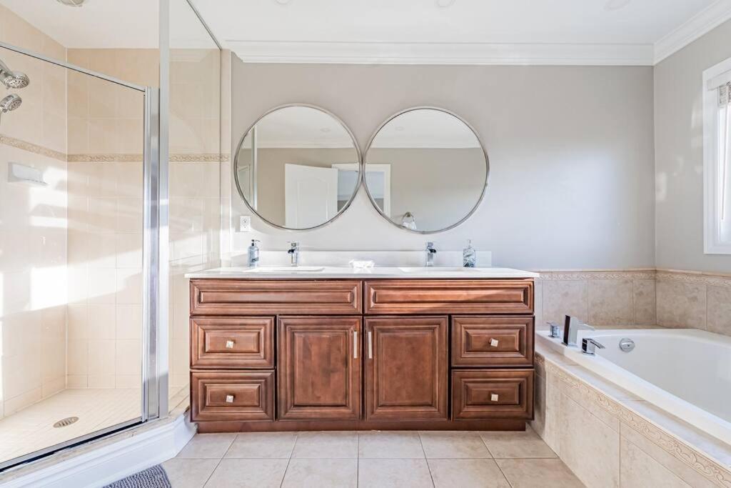 Luxury 4BR-3 5Bath House 3000 SQFT - Housity