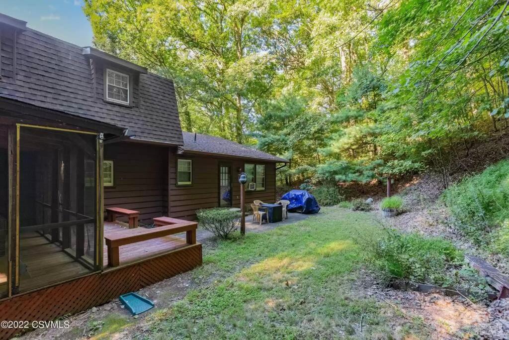 Rustic Peaceful 4 BR Home w/ King Bed/Fireplace! - Housity