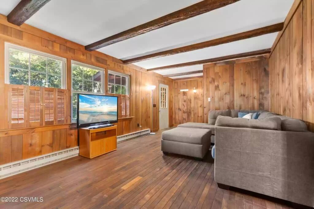 Rustic Peaceful 4 BR Home w/ King Bed/Fireplace! - Housity