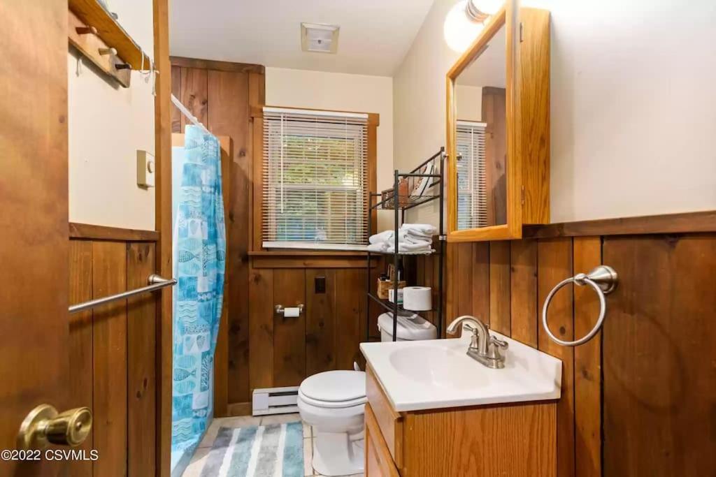 Rustic Peaceful 4 BR Home w/ King Bed/Fireplace! - Housity