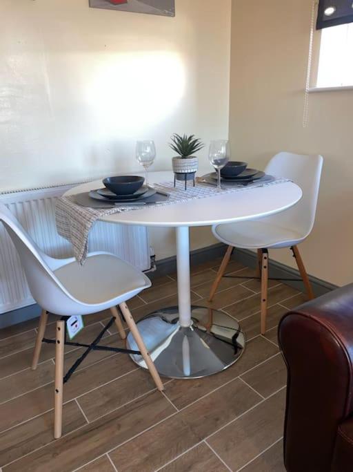 Modern 2 bedroom Apartment In Derby City Centre - Housity