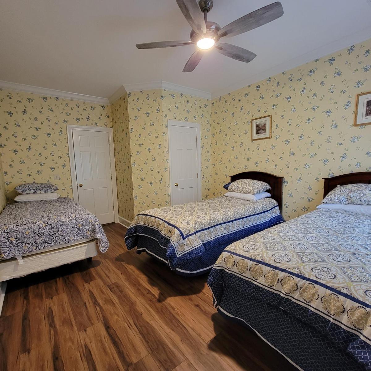 Piney Woods Cottage Pinehurst- 3 Master Bedroom with Private Ensuite Bath - Housity