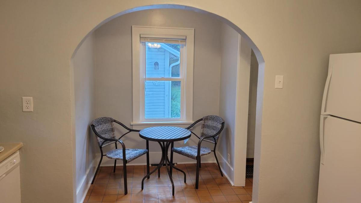 Carriage House - Remodeled Historic Home - Housity