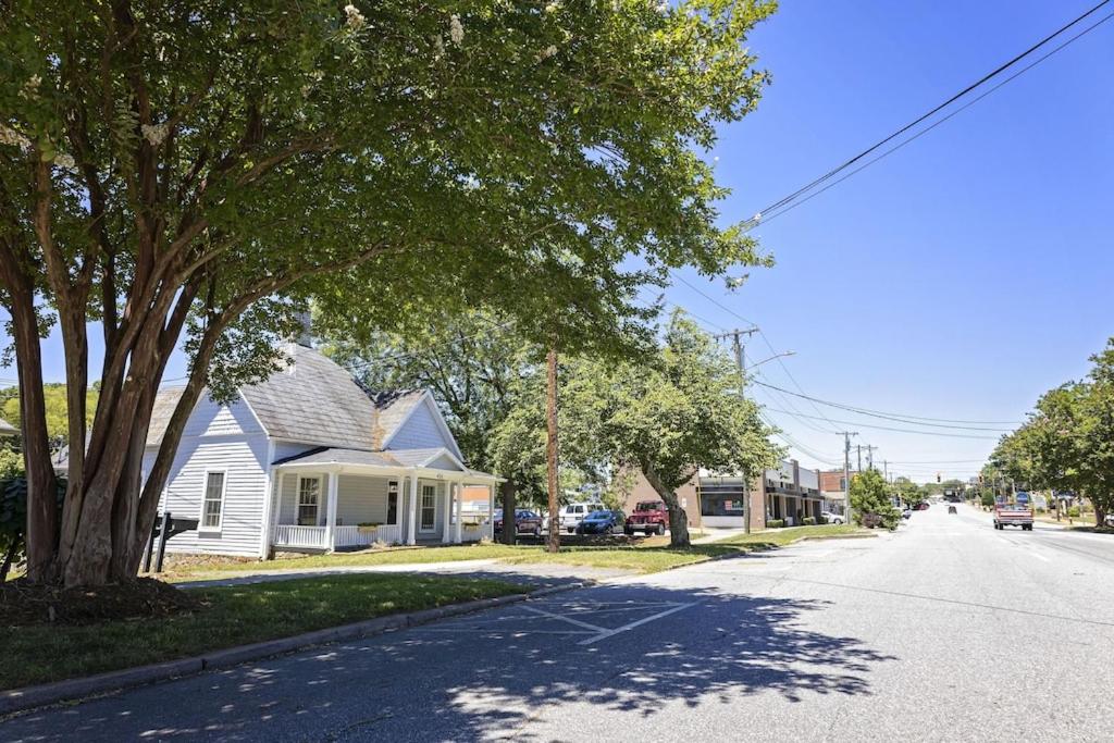Cozy Victorian in the Center of downtown Morganton (Dog Friendly!) - Housity