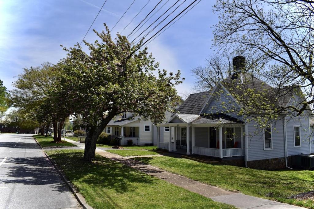 Cozy Victorian in the Center of downtown Morganton (Dog Friendly!) - Housity
