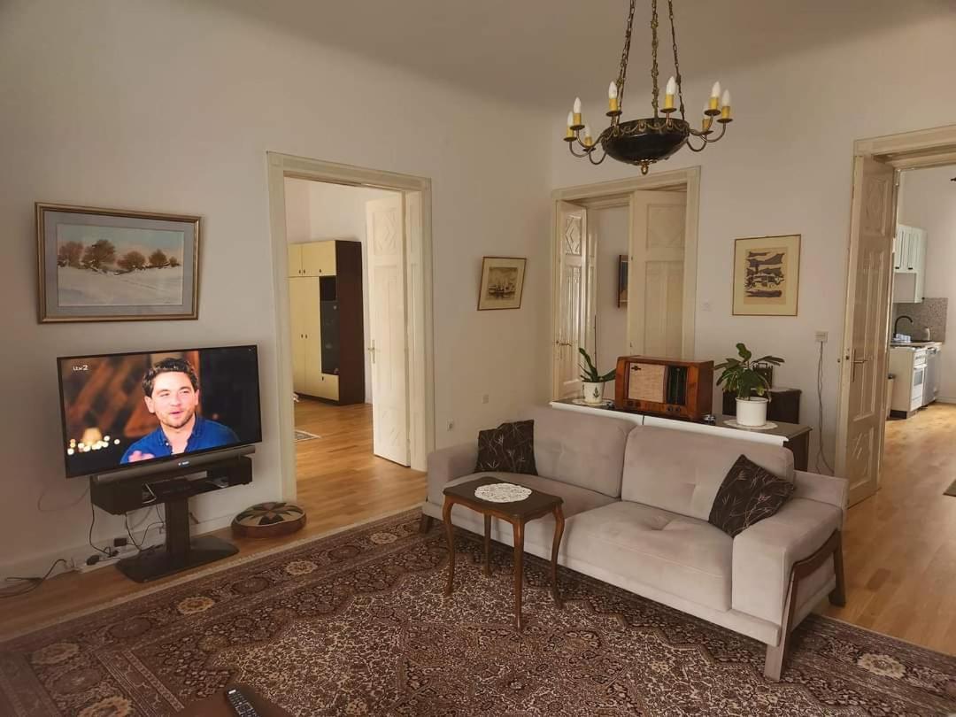 Suitetrails - The Best Location salon apartment with main street view