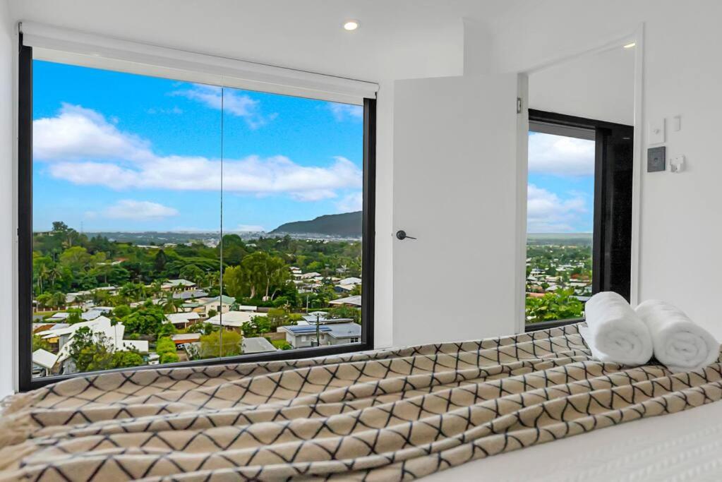 Sky High- Ultimate views 10mins from Cairns CBD - Housity