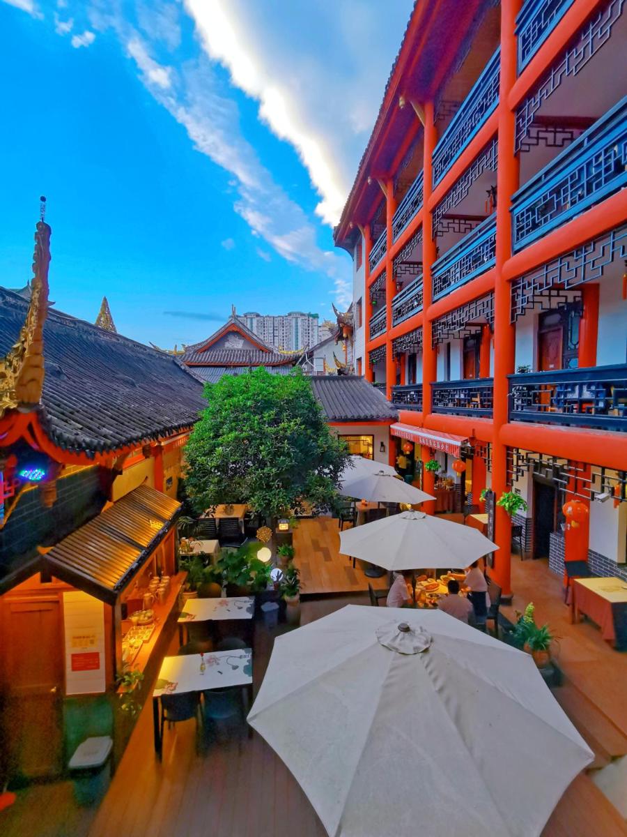 Wenjun Courtyard Hotel---3mins walk from Tonghuimen metro station ,next to People`s Park, fluent English service ,travel agency - Housity