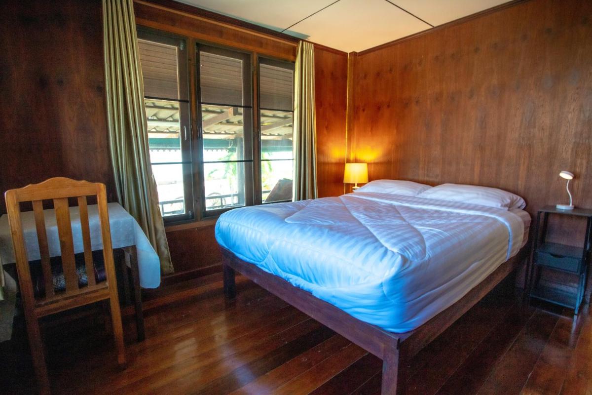 SeeSea Thai wooden house on beachfront - Hizvo