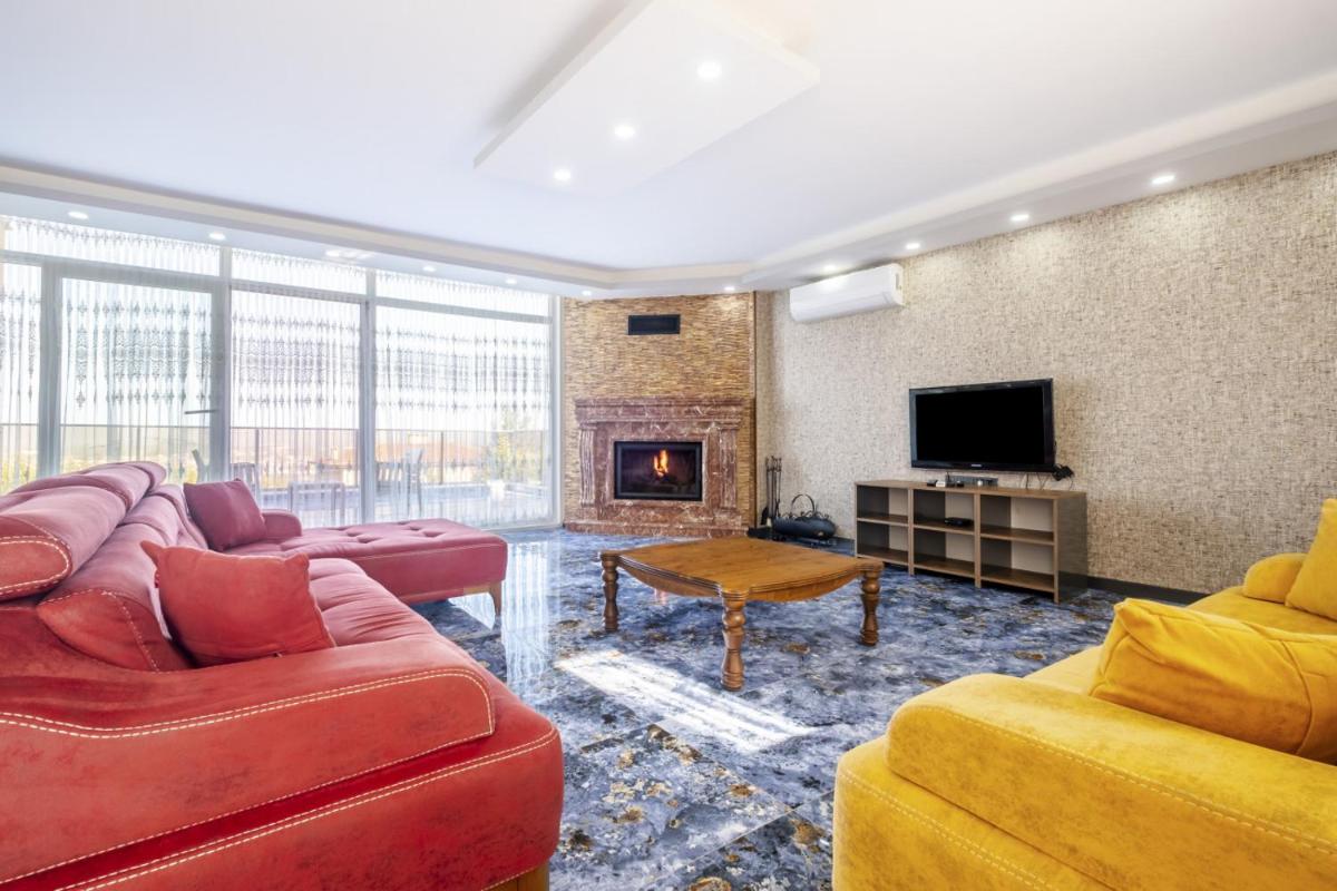 Villa with Private Pool and Garden in Kartepe - Housity