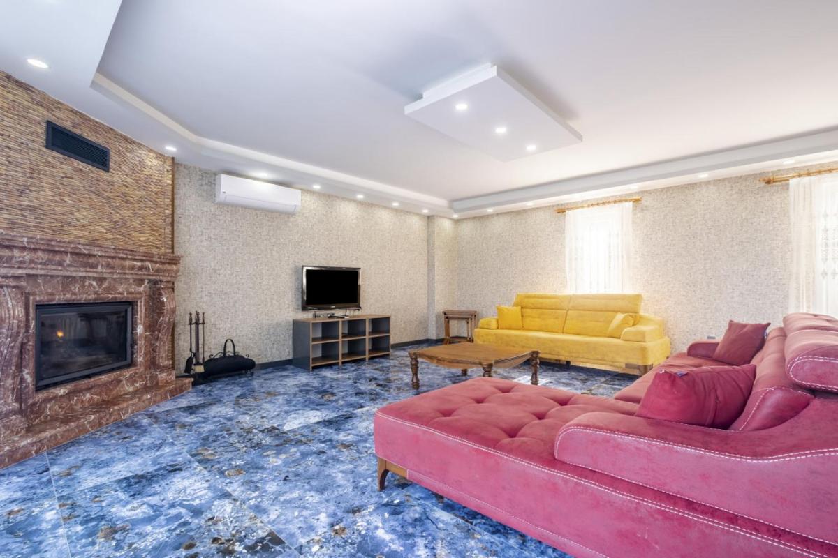 Villa with Private Pool and Garden in Kartepe - Housity