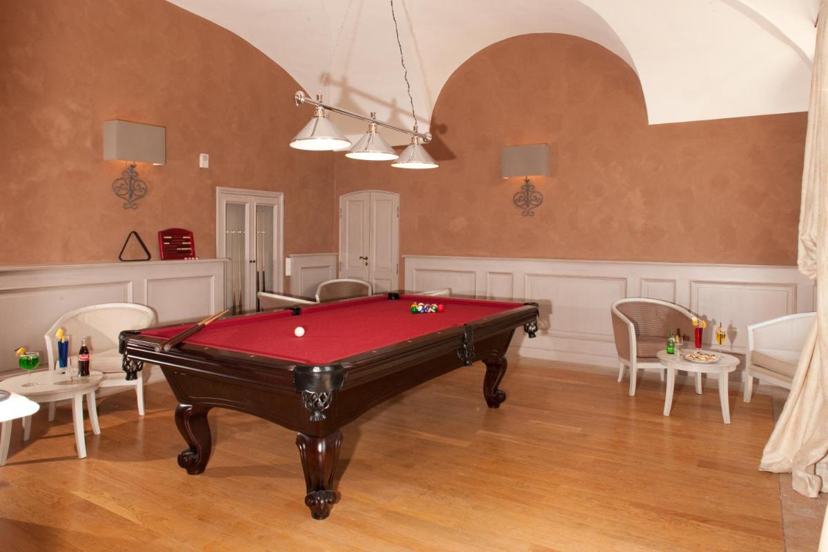 Billard dans l'établissement Château et Golf De Taulane